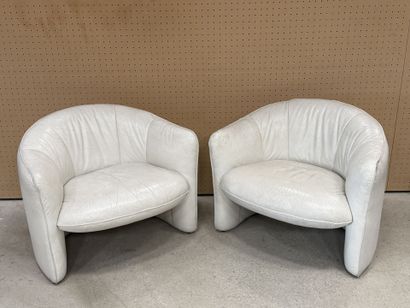 Paire de fauteuils en cuir blanc. 
Années...