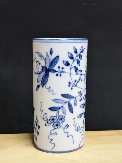 MEISSEN dans le gout de 
Petit vase rouleau
Signé
Parfait...