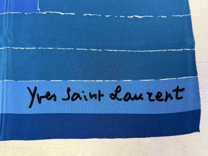 YVES SAINT LAURENT
Foulard en soie: l'Ete.
90...