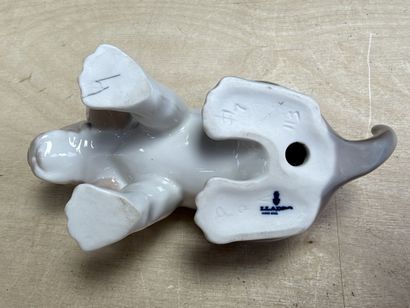 LLADRO
Petit chien en porcelaine estampillé
14...