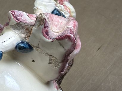 Jardinière en barbotine figurant une fillette...