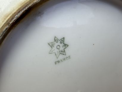 Quatre assiettes décorative en porcelaine...