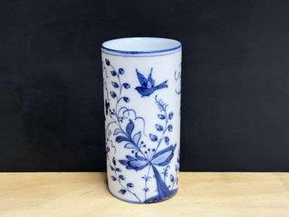 MEISSEN dans le gout de 
Petit vase rouleau
Signé
Parfait...