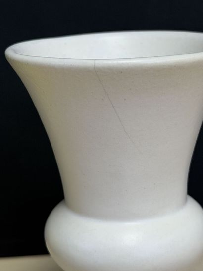POL CHAMBOST (1906-1983)
Petit vase blanc...