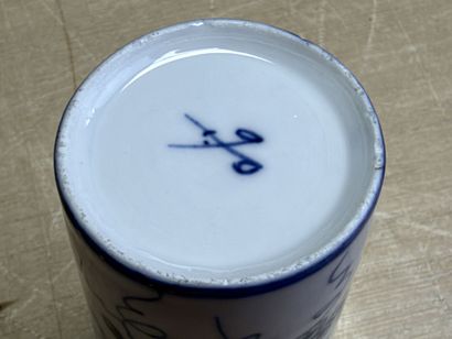 MEISSEN dans le gout de 
Petit vase rouleau
Signé
Parfait...