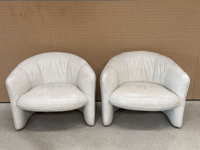 Paire de fauteuils en cuir blanc. 
Années...