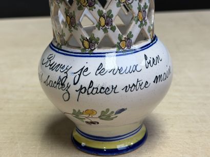 Deux pichets trompeur en faïence de Nevers...