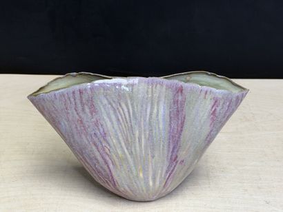 Vase en porcelaine émaillée. 
H. :16,5 c...