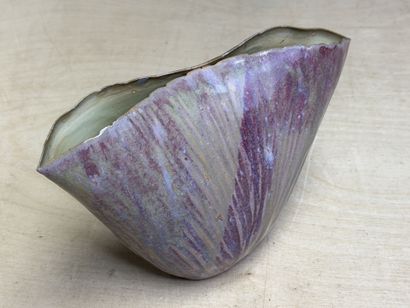 Vase en porcelaine émaillée. 
H. :16,5 c...