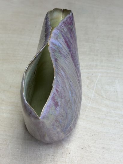 Vase en porcelaine émaillée. 
H. :16,5 c...