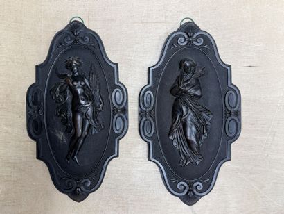 Paire de plaques murales à décor de femmes...