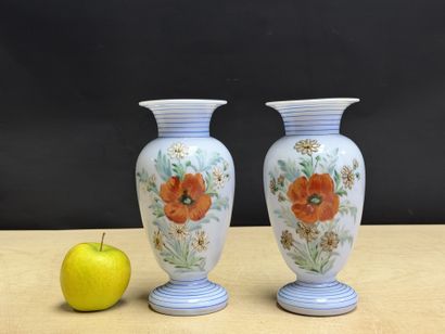 Paire de vases en opaline à décor de fleurs...