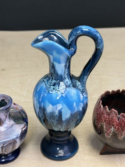 Deux verseuses, trois vases en céramique...