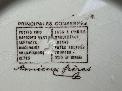 Paire d'assiettes publicitaires en faïence...