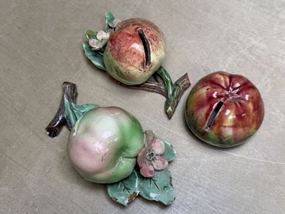 Trois tirelires pommes en barbotine. 
H....