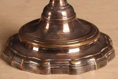 Paire de bougeoirs en métal argenté. 
H....