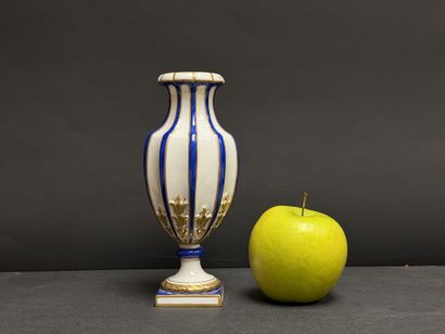Vase en porcelaine à rayures bleus et doré.
H:...