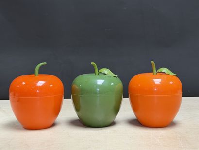 Trois seaux à glaçons en forme de pomme....