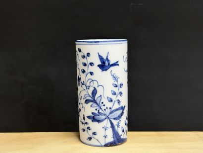 MEISSEN dans le gout de 
Petit vase rouleau
Signé
Parfait...