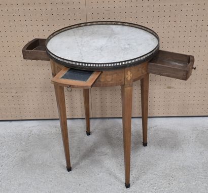 Table bouillotte marquetée, dessus marbre,...