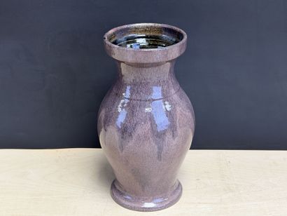 ACCOLAY
Vase en émail mauve 
25 cm.