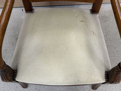 Fauteuil, accotoirs en dauphin
Style Restauration....