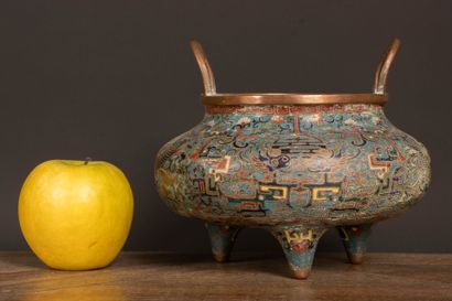 Brûle- parfum chaudron en émaux cloisonnés.
CHINE...