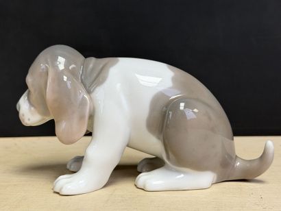 LLADRO
Petit chien en porcelaine estampillé
14...