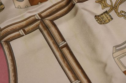 HERMES Paris
Carré en twill de soie 