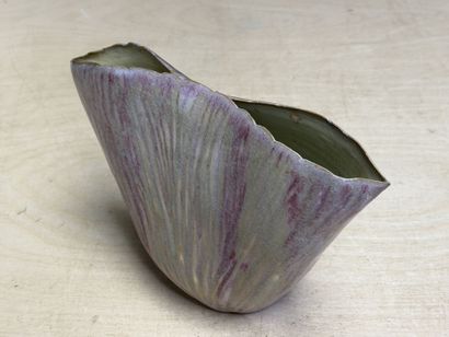 Vase en porcelaine émaillée. 
H. :16,5 c...