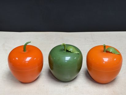 Trois seaux à glaçons en forme de pomme....