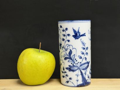 MEISSEN dans le gout de 
Petit vase rouleau
Signé
Parfait...