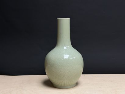 Vase à long col en porcelaine, émail céladon...