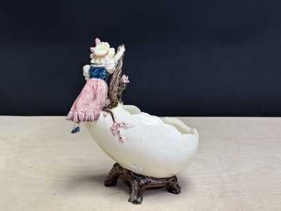 Jardinière en barbotine figurant une fillette...