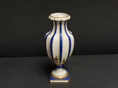 Vase en porcelaine à rayures bleus et doré.
H:...