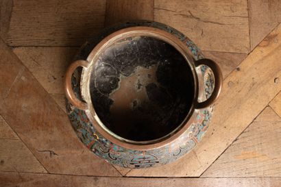 Brûle- parfum chaudron en émaux cloisonnés.
CHINE...
