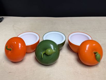 Trois seaux à glaçons en forme de pomme....