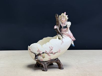 Jardinière en barbotine figurant une fillette...