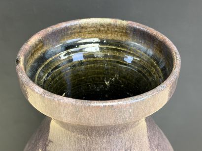 ACCOLAY
Vase en émail mauve 
25 cm.