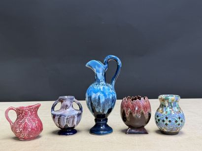Deux verseuses, trois vases en céramique...