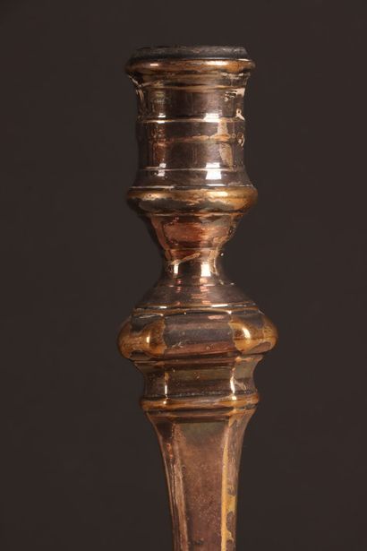 Paire de bougeoirs en métal argenté. 
H....