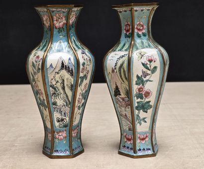 Paire de vases en émail sur cuivre
CHINE...
