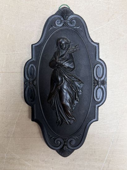 Paire de plaques murales à décor de femmes...