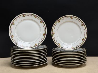 Porcelaine de LIMOGES - 
Douze grandes assiettes...
