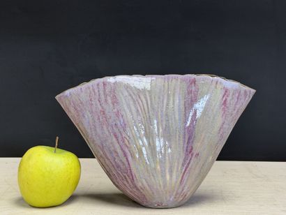 Vase en porcelaine émaillée. 
H. :16,5 c...