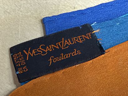 YVES SAINT LAURENT
Foulard en soie: l'Ete.
90...