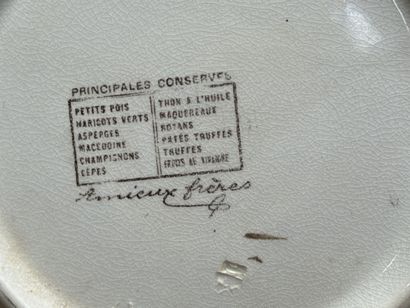 Paire d'assiettes publicitaires en faïence...