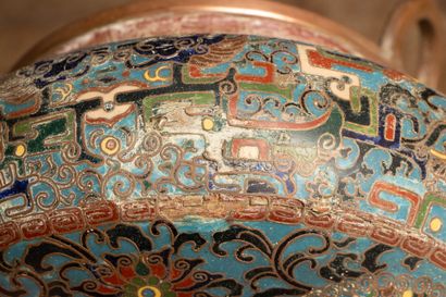 Brûle- parfum chaudron en émaux cloisonnés.
CHINE...
