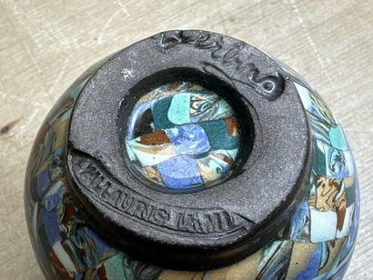Deux verseuses, trois vases en céramique...