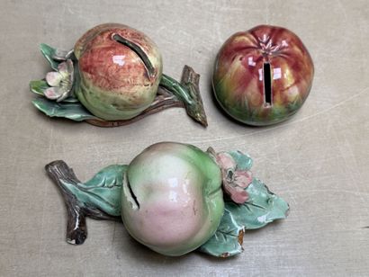 Trois tirelires pommes en barbotine. 
H....